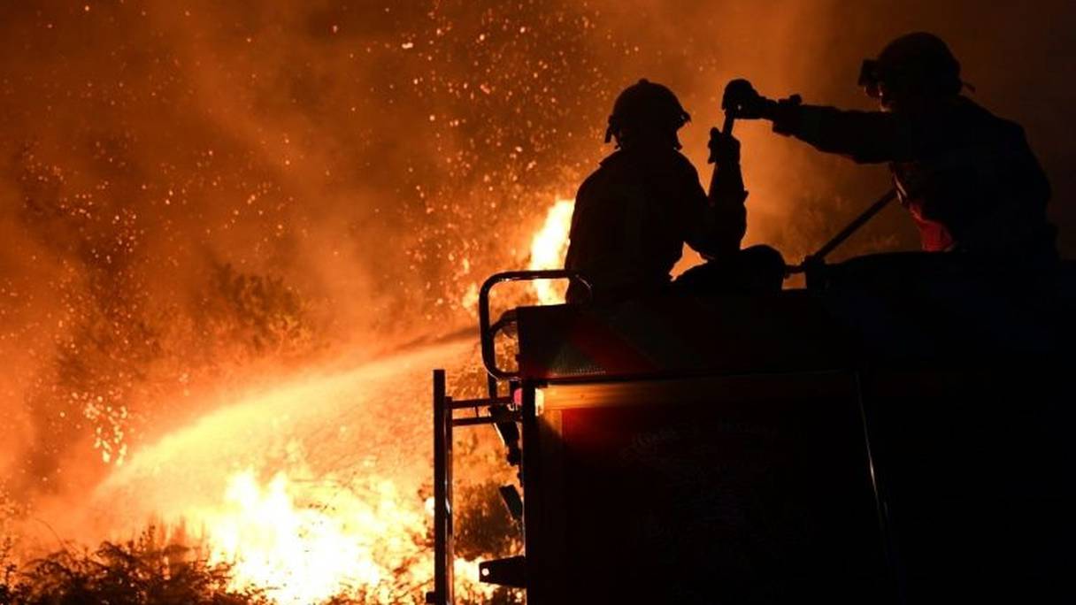Les pompiers luttent contre un incendie près de Gois au Portugal, dans la nuit du 21 au 22 juin 2017. 
