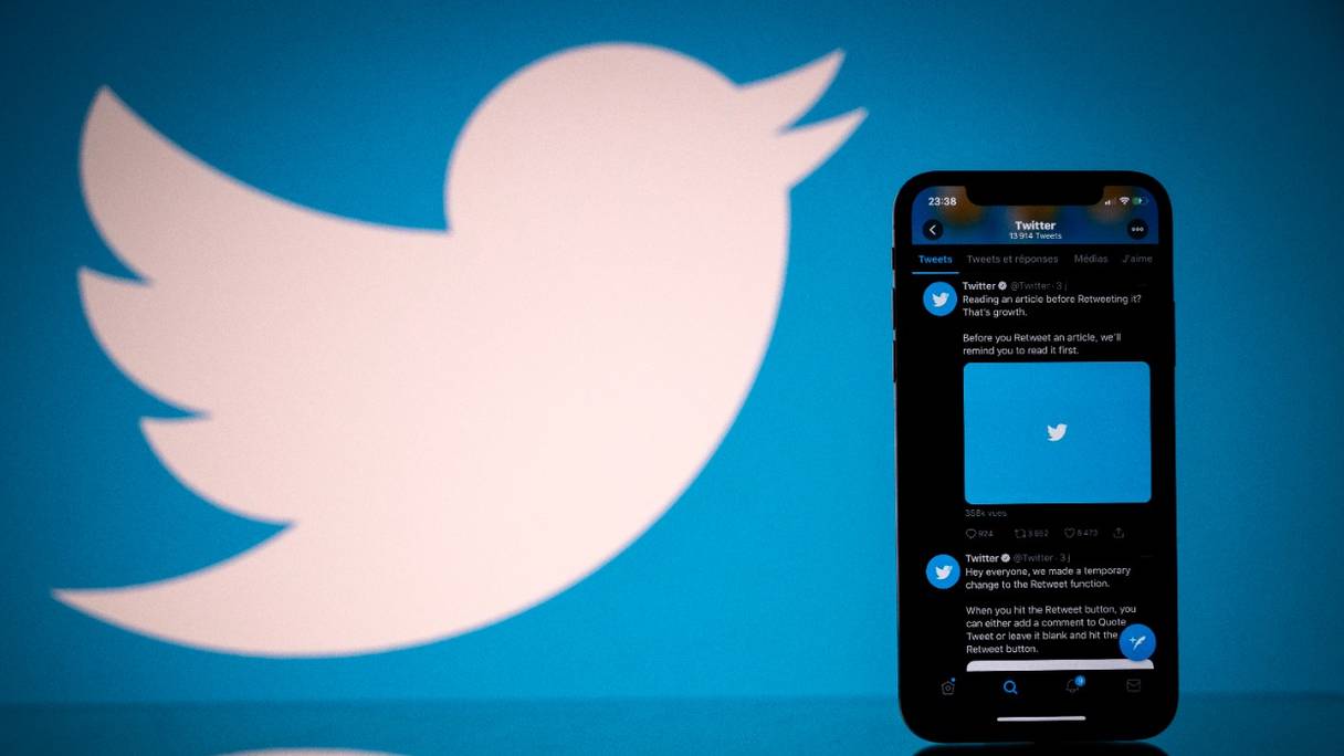 Le logo de Twitter affiché sur l'écran d'un smartphone et d'une tablette, le 6 octobre 2020. Le réseau social américain a annoncé le 5 avril 2022 qu'il va bientôt tester un bouton d'édition sur son service d'abonnement mensuel.
