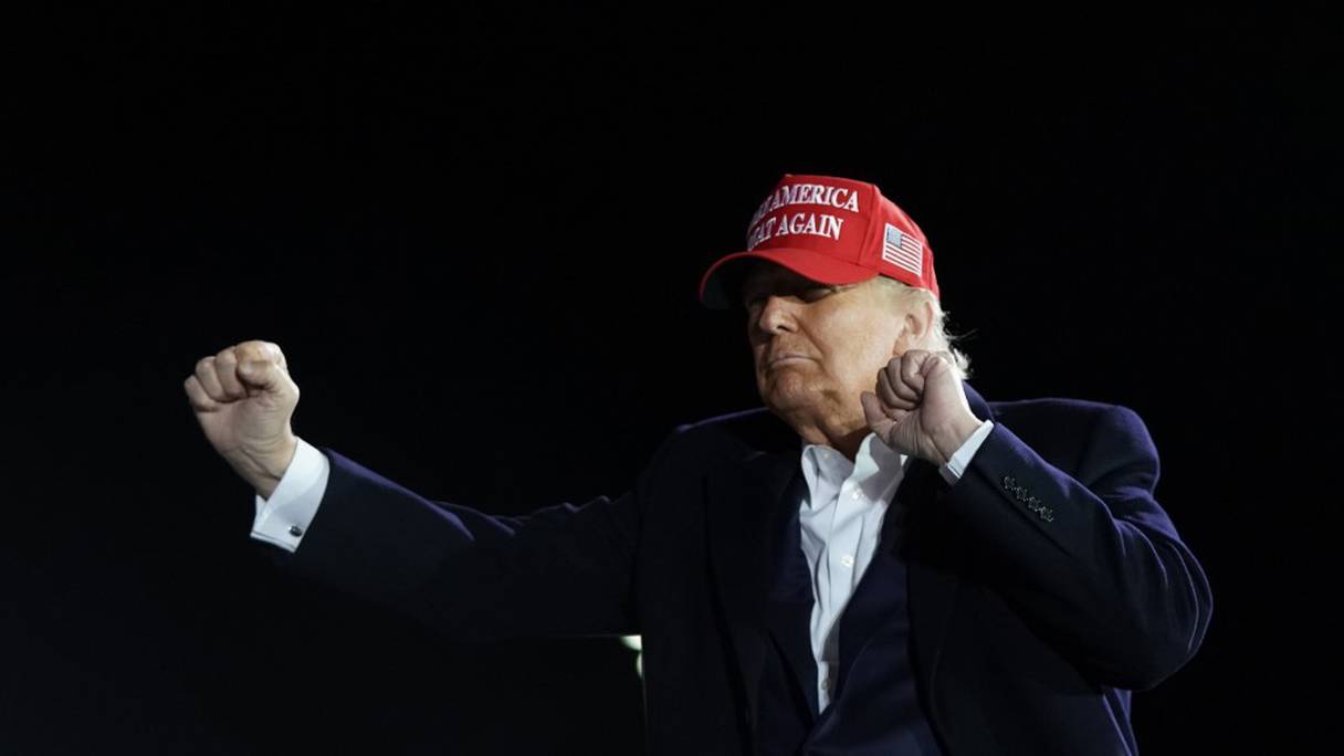 Le président américain Donald Trump exécute une danse au cours d'un meeting électoral à l'aéroport international de Des Moines, dans l'Iowa, le mercredi 14 octobre 2020.
