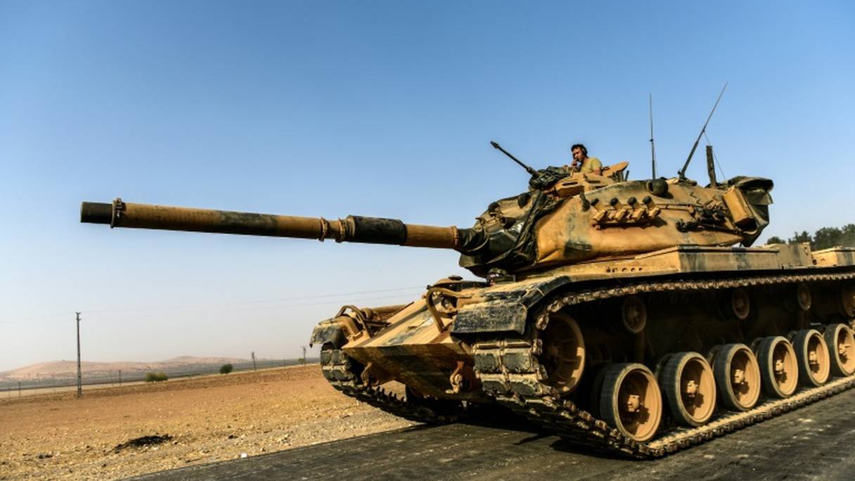 Un char turc se dirigeant vers la Syrie à la ville frontière de Karkamis le 24 août 2016.
