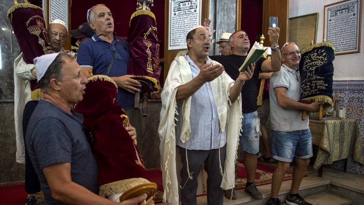 Des juifs marocains prient dans une synagogue à Marrakech.
