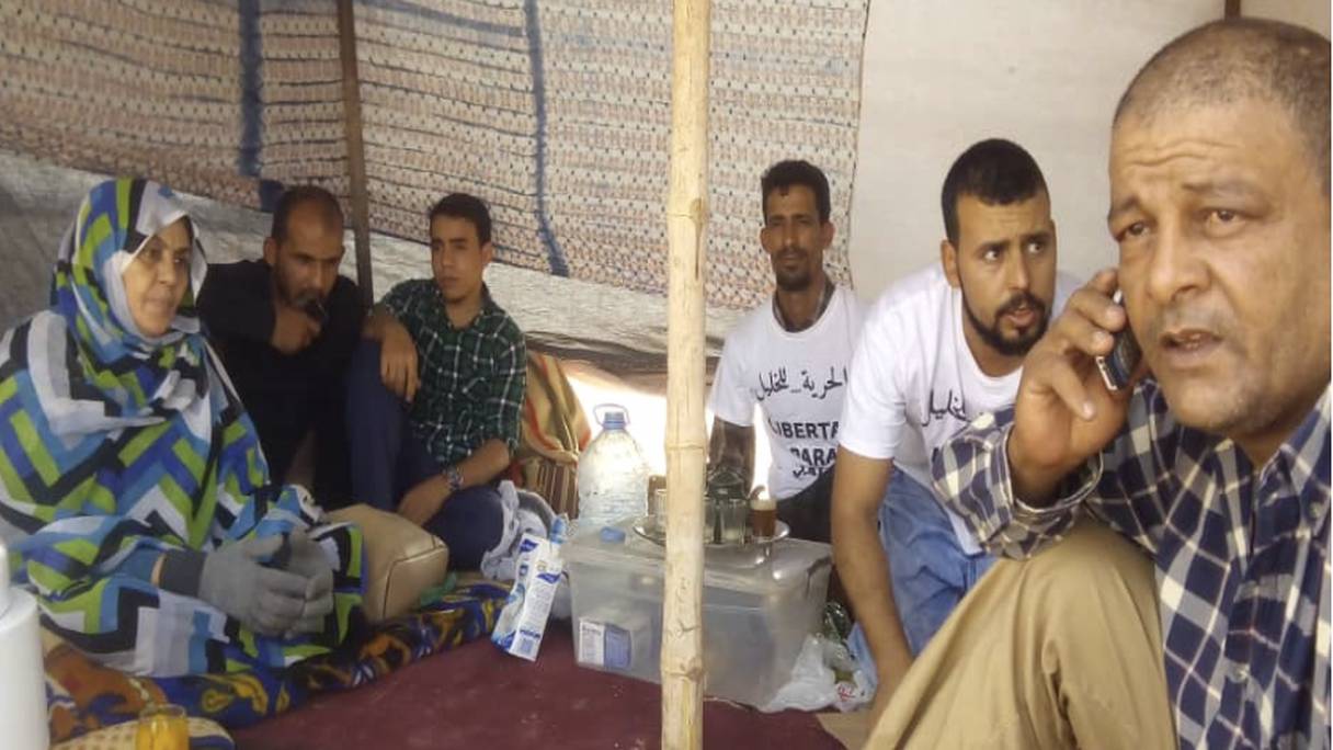 L'épouse, les enfants et les proches d'Ahmed El Khalil lors de leur sit-in ouvert à Rabouni.
