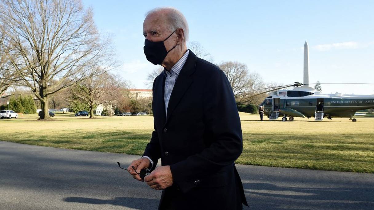 Le président américain Joe Biden traverse la pelouse sud à son retour de Camp David, dans le Maryland, à la Maison Blanche, à Washington, le 21 mars 2021.
