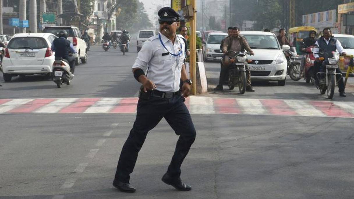 L'agent Ranjeet Singh réglant la circulation dans la ville indienne d'Indore. 
