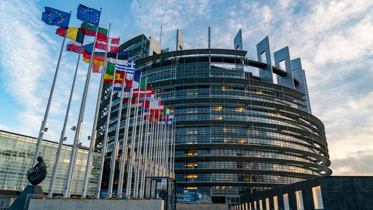 Le Parlement européen.
