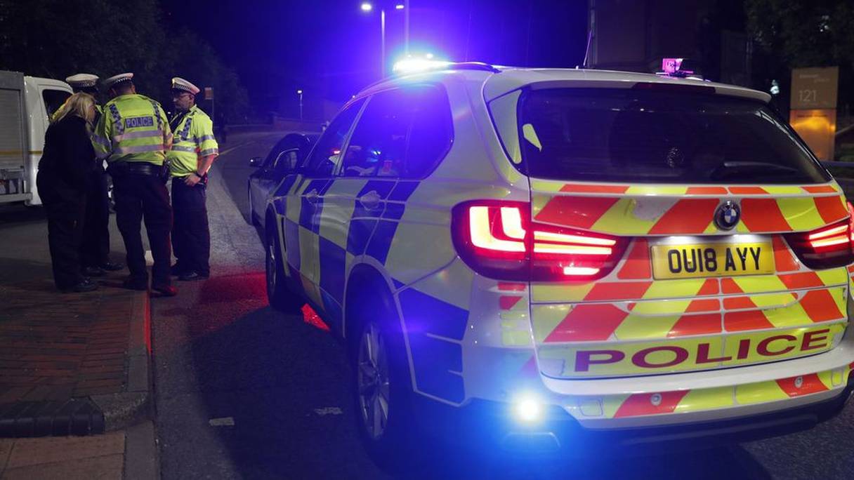 Des policiers à Reading, dans l'ouest de Londres, après l'attaque au couteau survenue le 20 juin 2020.
