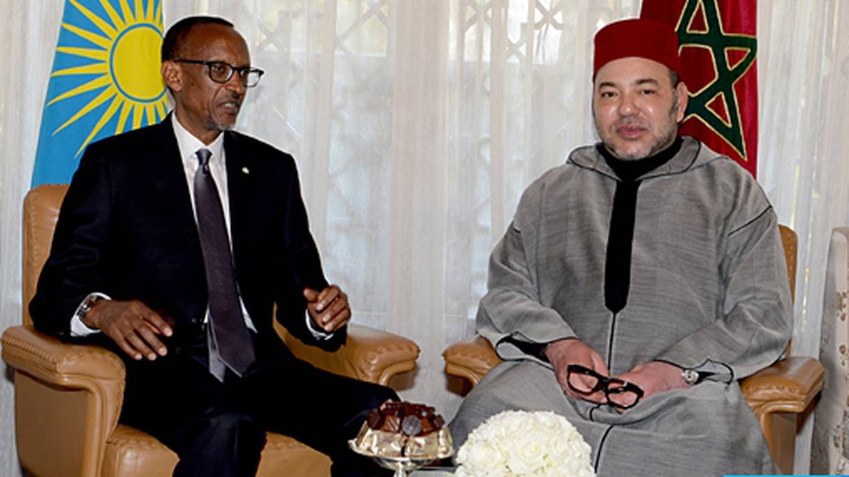 Le roi Mohammed VI et le président Paul Kagamé, au siège de la présidence de la République rwandaise, mercredi 19 octobre 2016.
