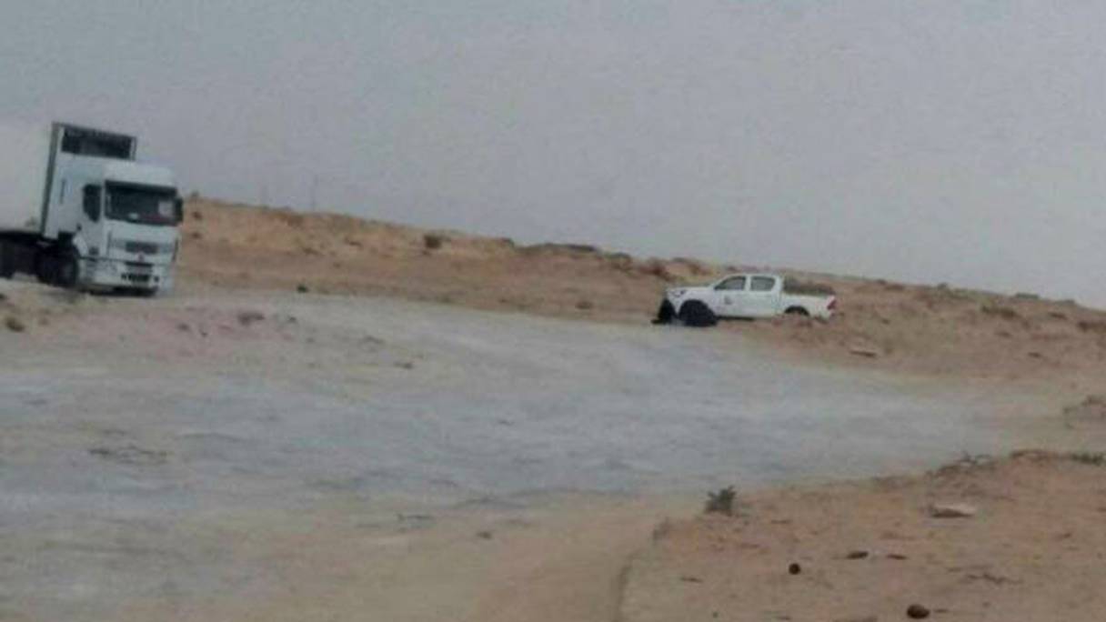 Un véhicule de la soi-disant "police civile" du Polisario stationné dans le couloir terrestre de Guerguerate.
