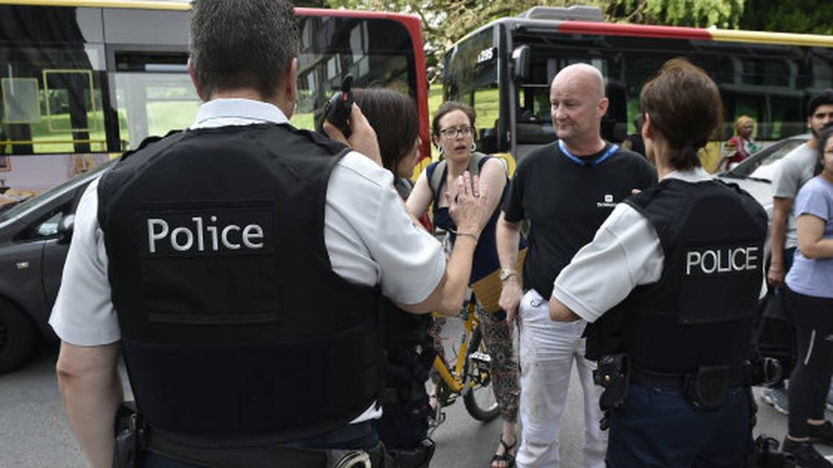 Des policiers parlent aux parents d'enfants scolarisés près des lieux de l'attaque à Liège, le 29 mai.
