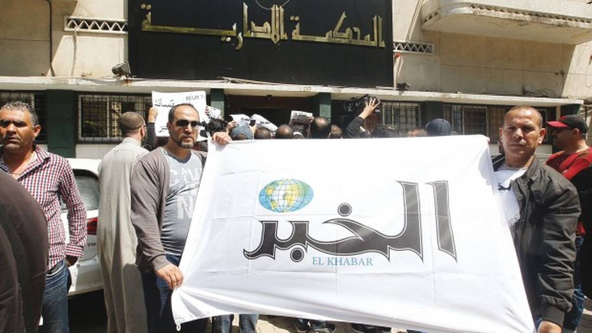 Manifestation de soutien au groupe de presse devant le tribunal administratif d'Alger.
