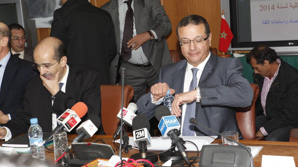 Pendant que Mohamed Boussaid compte les minutes, Driss El Azami El Idrissi, ministre délégué chargé du Budget, révise studieusement ses notes.
