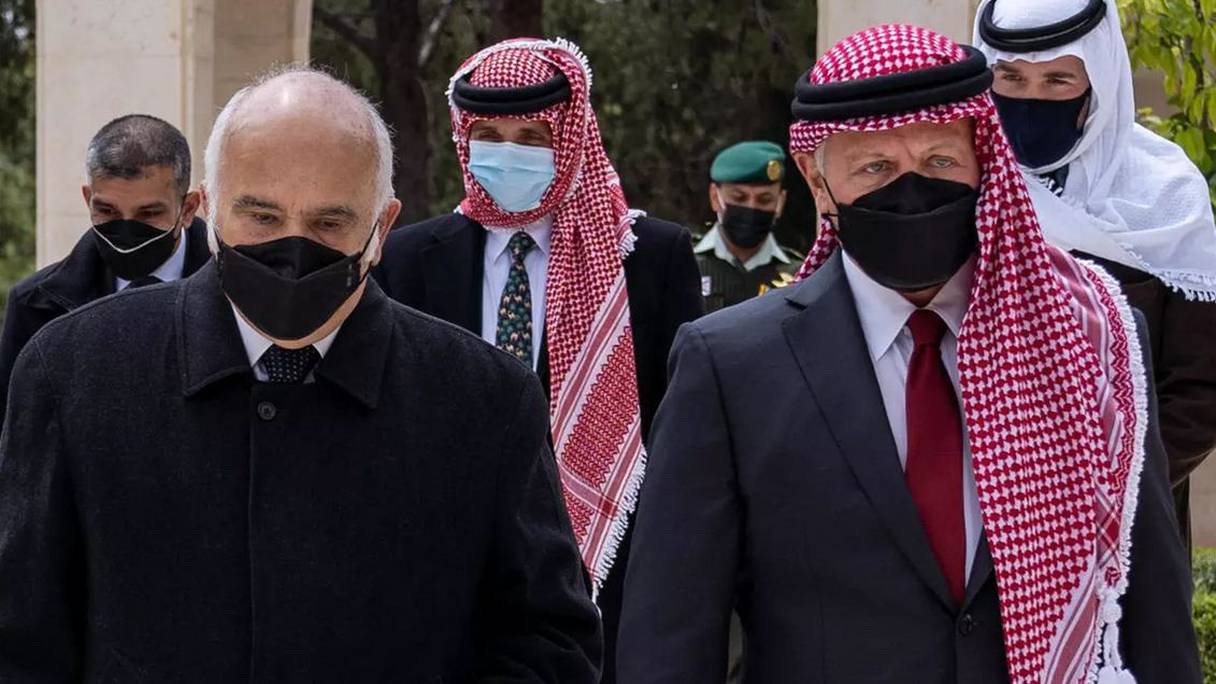 Le roi Abdallah II (à droite) et le prince Hamza (au centre), lors des cérémonies du centenaire de la Jordanie, le 11 avril 2021.
