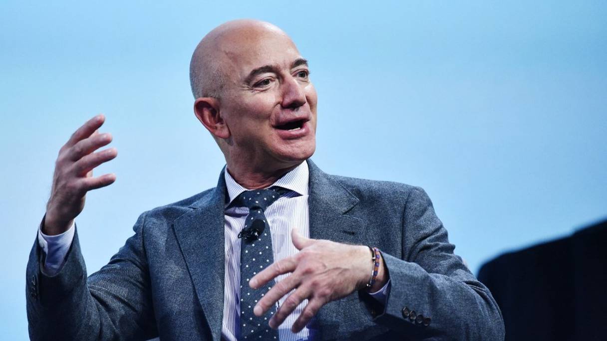 Jeff Bezos s'exprime après avoir reçu le prix d'excellence dans l'industrie de la Fédération internationale d'astronautique (IAF) lors du 70e Congrès international d'astronautique au Walter E. Washington Convention Center à Washington, le 22 octobre 2019. 
