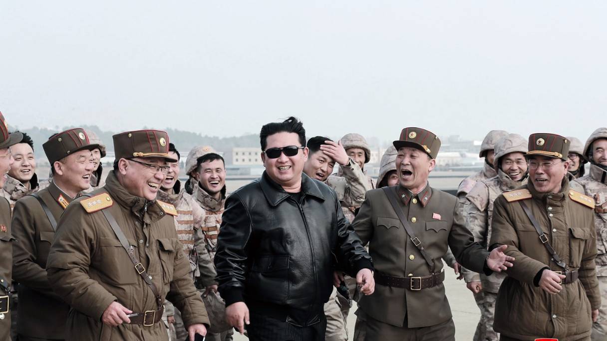 Le dirigeant nord-coréen Kim Jong Un, avec des militaires nord-coréens lors de l'opération de lancement d'essai d'un nouveau type de missile balistique intercontinental, le Hwasongpho-17, dans un lieu non divulgué en Corée du Nord, le 24 mars 2022.

