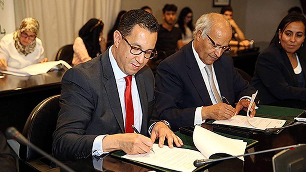 Le président de l’Université Al-Akhawayn, Driss Ouaouicha et le président de Bombardier Transport Maroc, Taoufiq Boussaid signant la convention.
