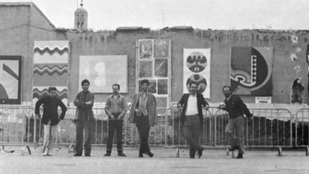 Jamaâ El Fna, l'exposition manifeste, Marrakech, 1969 (de gauche à droite: M. Ataallah, F.Belkahia, M.Hafid, M.Hamidi, M.Chebaâ et M. Melehi).
