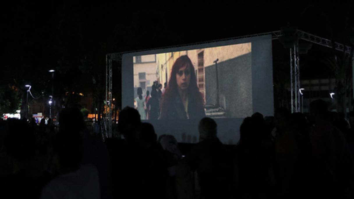 Image d'un long métrage marocain projeté devant un grand public.
