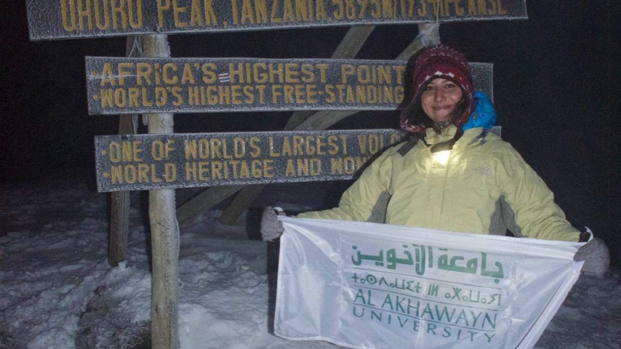 Samia Haimoura, lauréate de l'université Al Akhawayn (promotion 2017) a gravi le Kilimandjaro.
