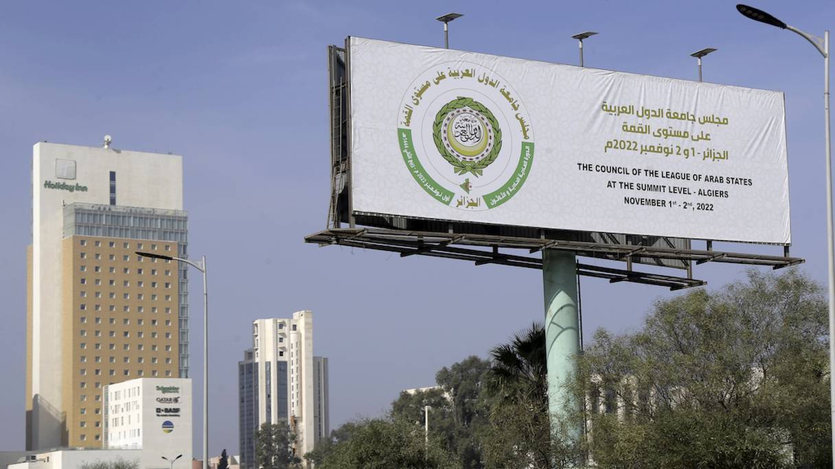 Panneau d'affichage annonçant la tenue de la 31e session ordinaire du sommet de la Ligue arabe, le 30 octobre 2022, à Alger.
 
