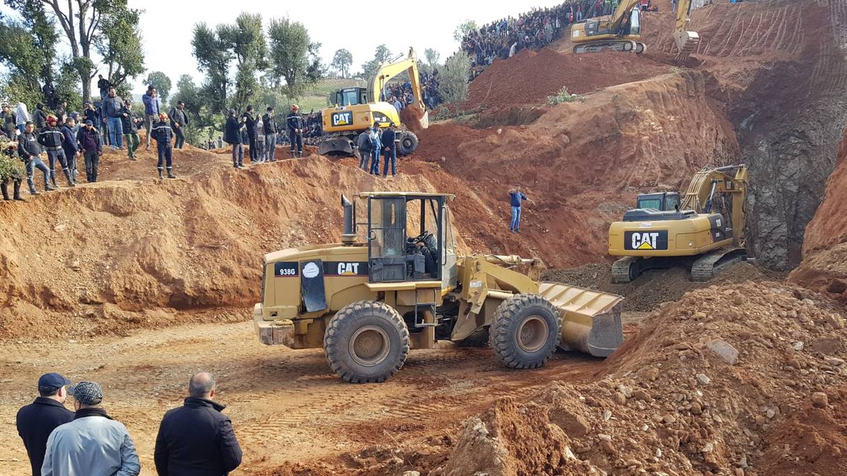 Une opération d'excavation a été menée pour sortir le petit Rayan, 5 ans, qui était tombé dans un puits de 32 mètres de profondeur, le 1er février 2022, dans les environs de Bab Berred, dans la commune de Tamrout, près de Chefchaouen. 
