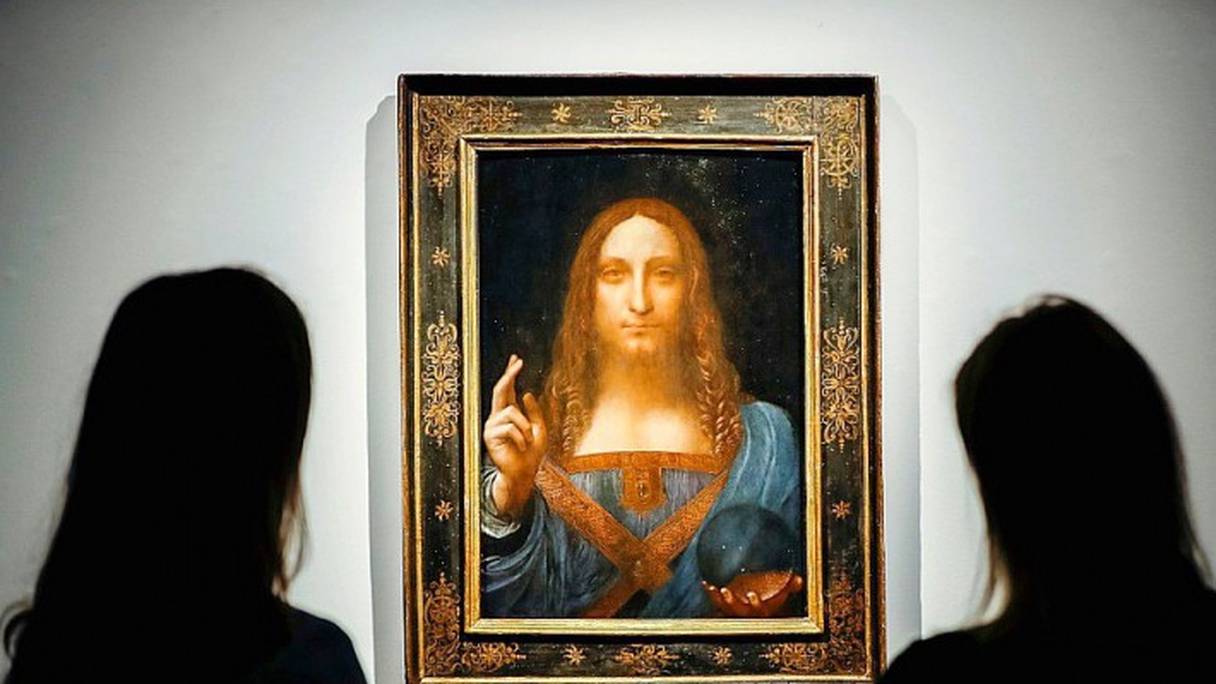 Des employés de Christie's regardent le tableau du peintre italien Léonard de Vinci adjugé 450,3 millions de dollars le 15 novembre 2017 à New York.
