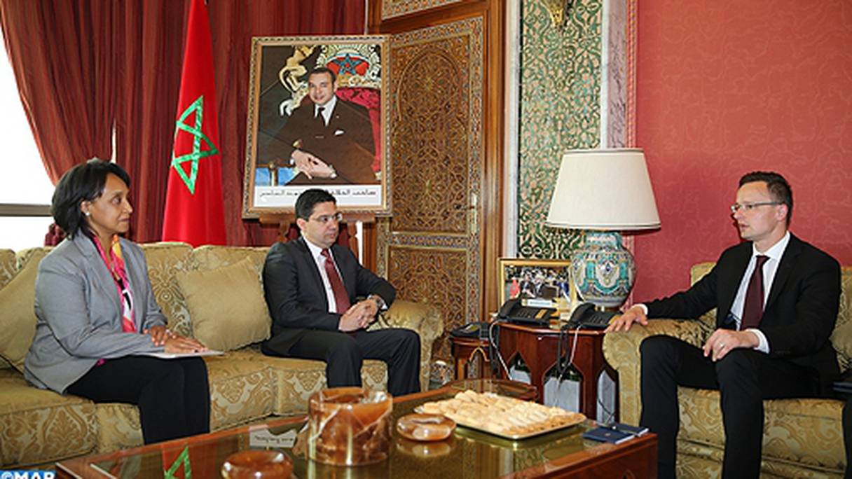 Le ministre des Affaires étrangères et de la coopération internationale, Nasser Bourita, avec son homologue hongrois, Peter Szijjarto,

