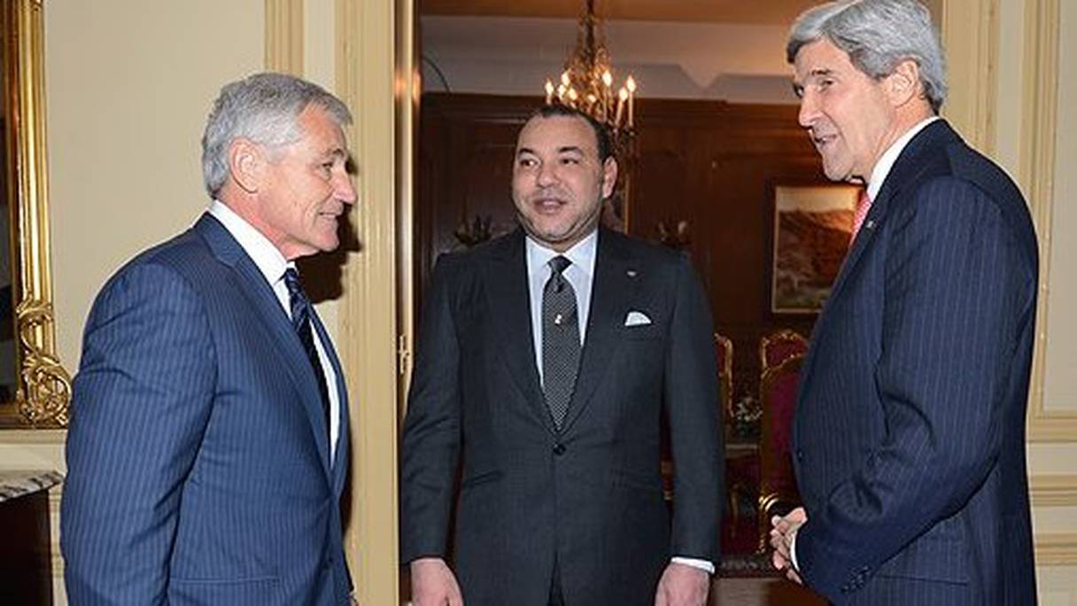 Lors d'une visite officielle aux Etats-Unis en novembre 2013, le roi Mohammed VI reçoit John Kerry, à cette époque secrétaire d'Etat (à droite) et le secrétaire d'Etat à la Défense, Chuck Hagel, à Washington (archives). 
