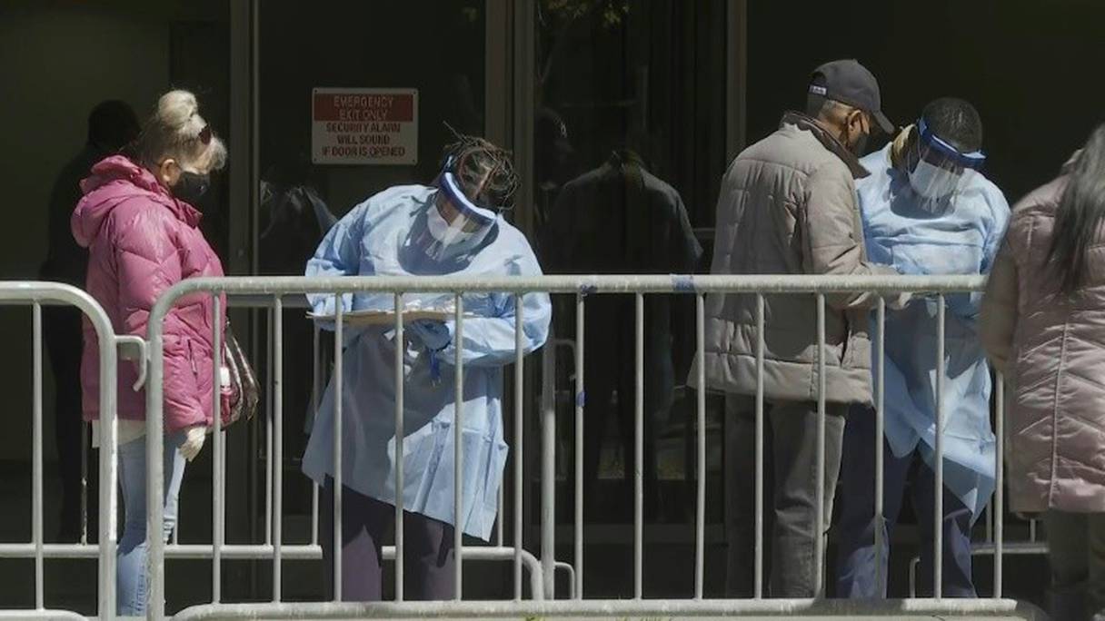 Des personnes attendent devant un nouveau centre de dépistage à New York.
