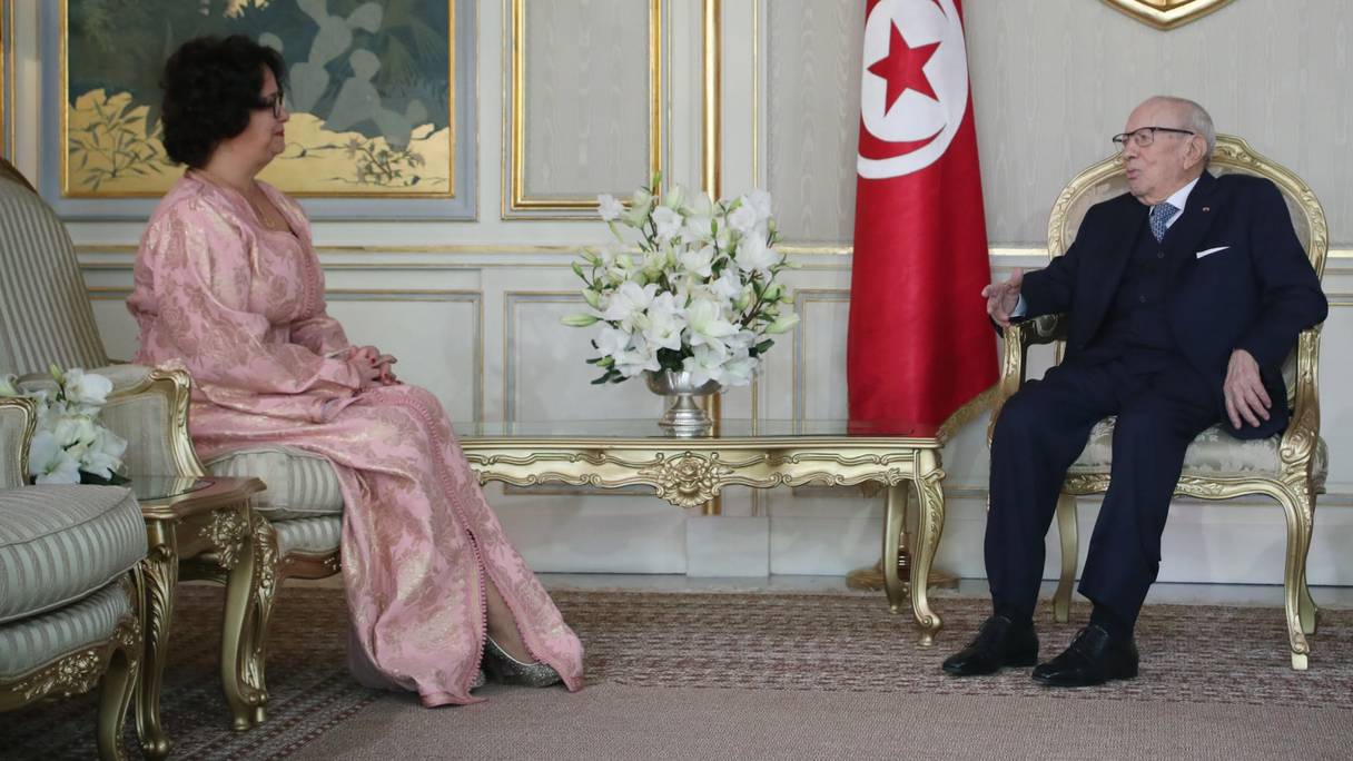 Latifa Akharbach, désormais ancienne ambassadeure du Royaume du Maroc en République de Tunisie, faisant ses adieux, au terme de sa mission, au président tunisien, Béji Caïd Essebsi. 
