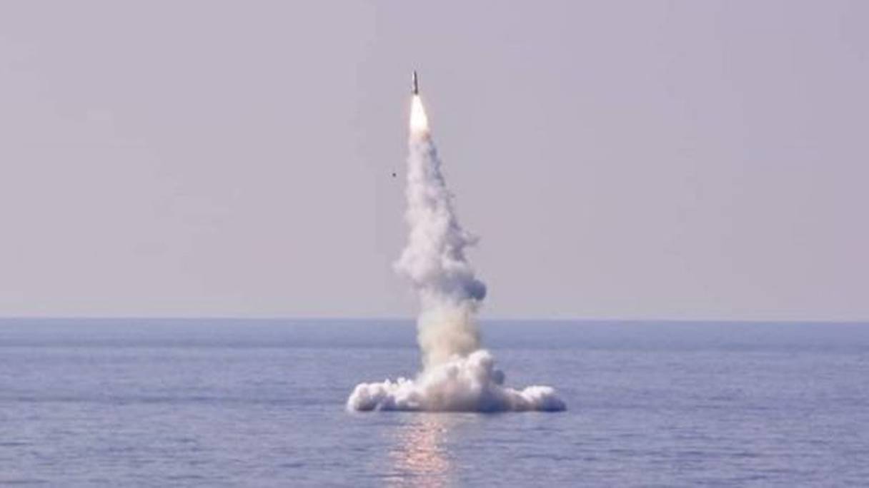 Un missile de croisière algérien tiré, lundi 30 septembre, depuis le large d'Oran, sur des cibles terrestres. 
