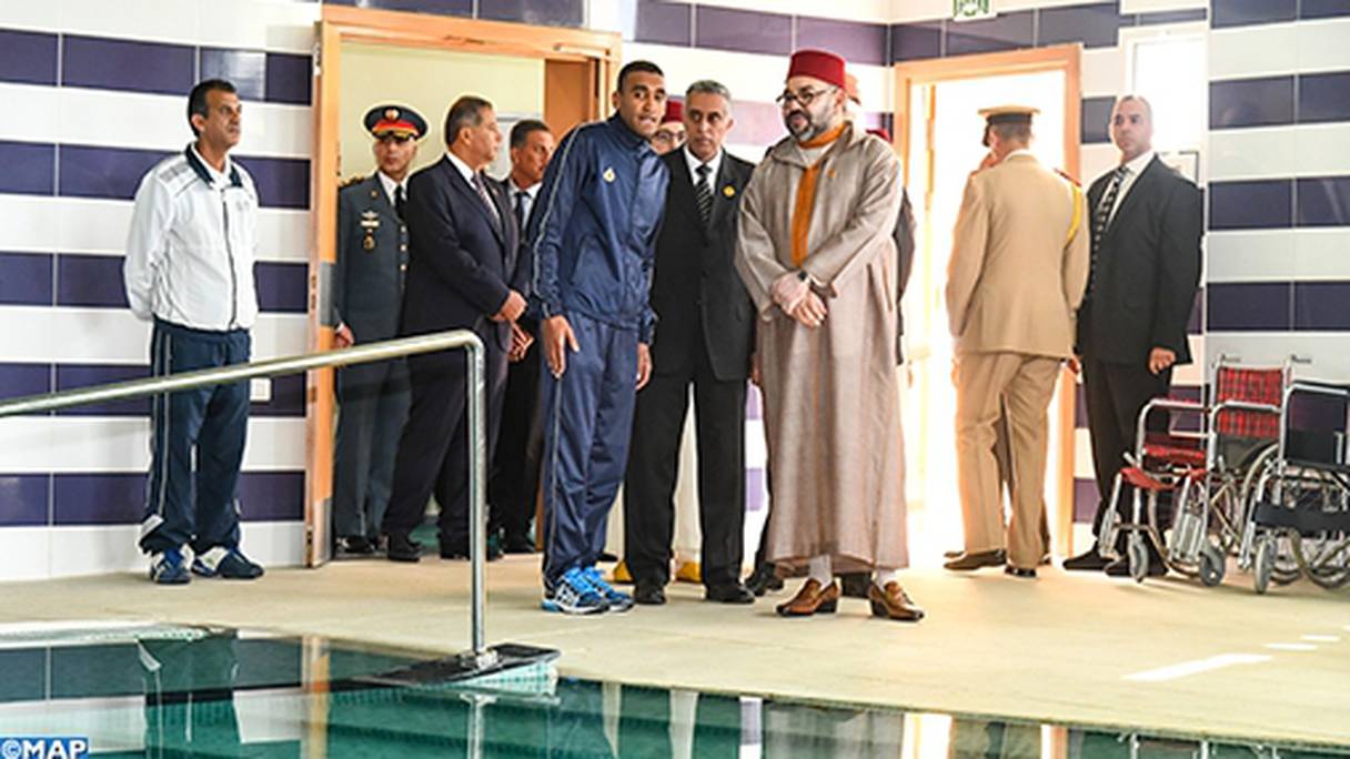 Le Roi inaugurant la section régionale du Centre National Mohammed VI des Handicapés (CNMH), au quartier El Korea à la préfecture d'arrondissements d'Al Fida-Mers Sultan. 
