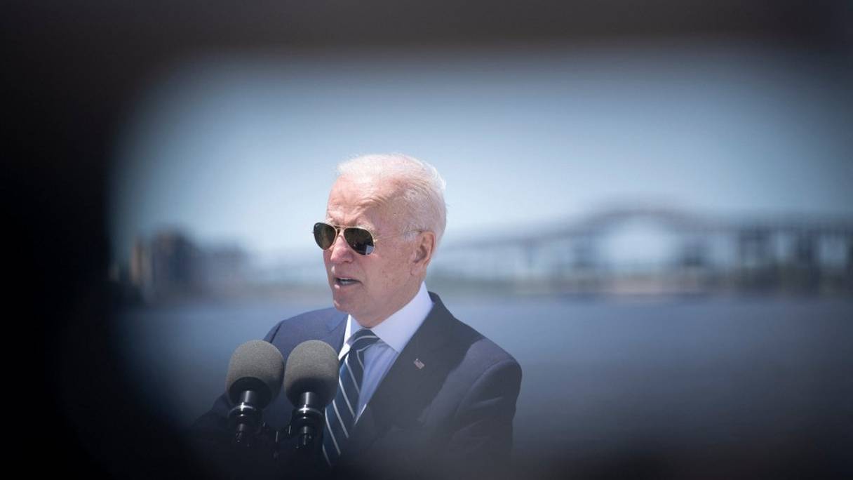 Le président américain Joe Biden parle des infrastructures et des emplois le long des rives de la rivière Calcasieu, le 6 mai 2021, à Westlake, en Louisiane.
