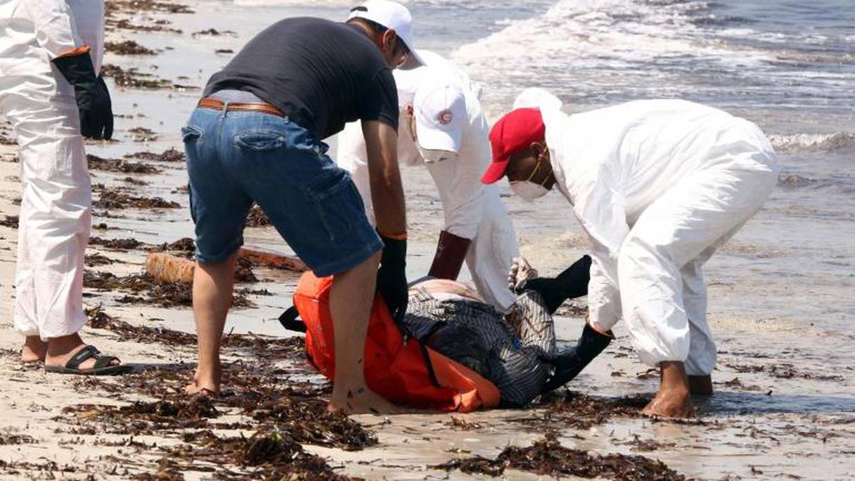Un cadavre récupéré par des membres de la Croix Rouge libyenne, le 28 août 2015 à Zuwara en Libye.
