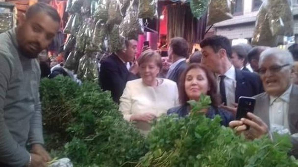 Angela Merkel faisant des courses. Ici, pause chez un marchand de menthe.
