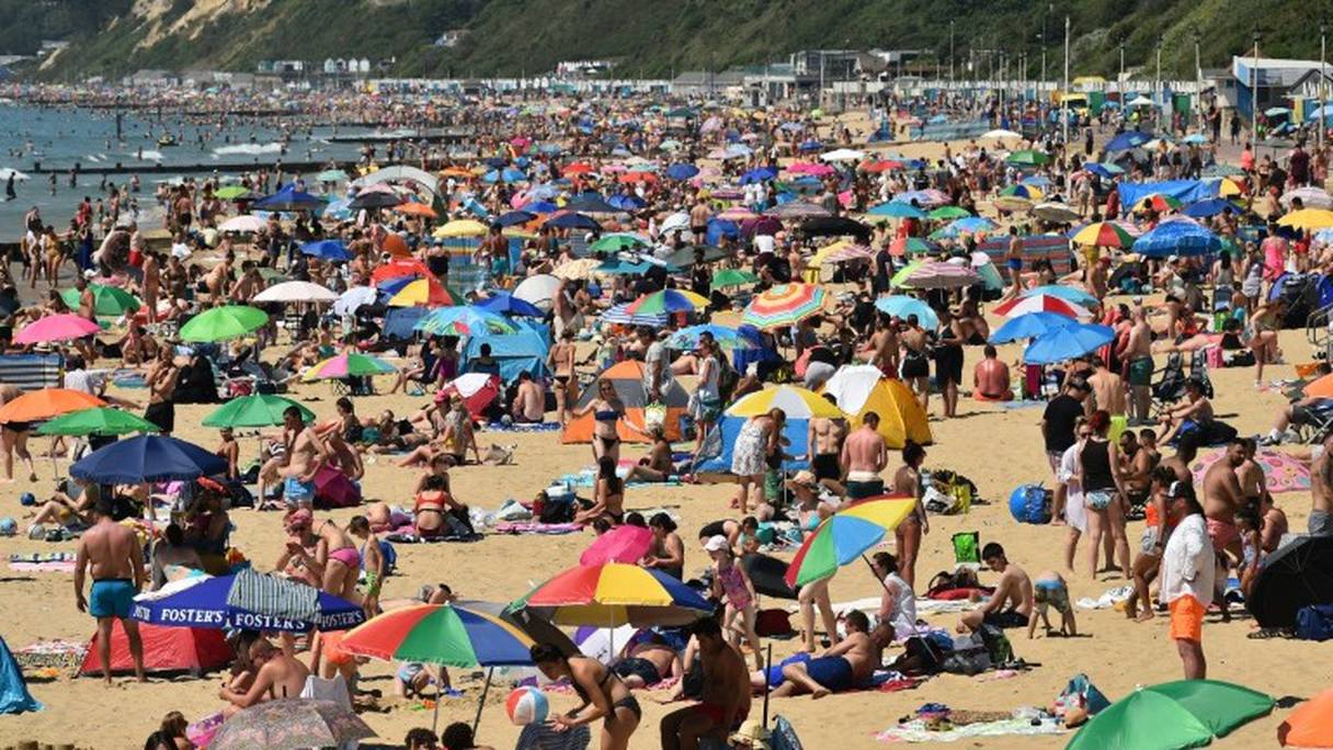 Une plage bondée, le 25 juin 2020 à Bournemouth, dans le sud de l'Angleterre.
