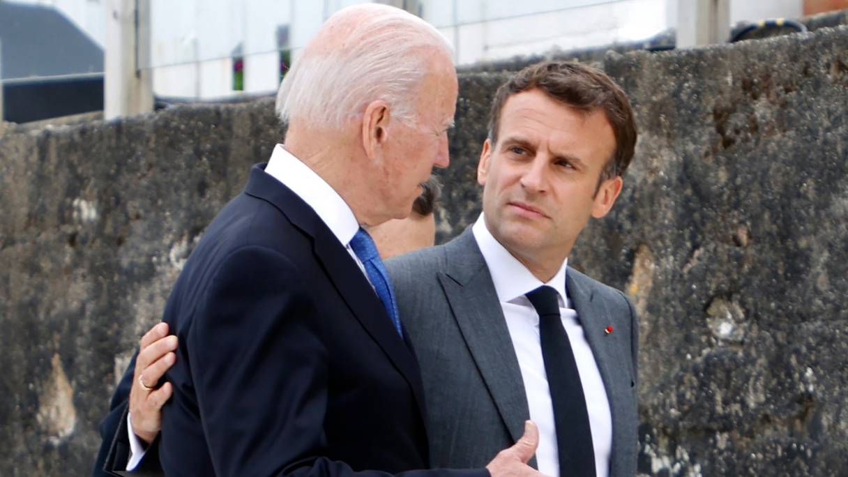 Le président américain Joe Biden et le président français Emmanuel Macron, au début du sommet du G7 à Carbis Bay, en Cornouailles, le 11 juin 2021.
