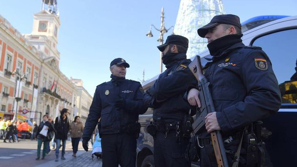 La police espagnole en faction sur la Puerta del Sol à Madrid.
