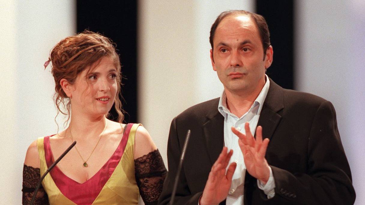 Agnès Jaoui et Jean-Pierre Bacri (1952 - 2021) reçoivent ici, le 28 février 1998, le César du meilleur scénario pour "On Connaît la chanson" (Alain Resnais, 1997), au cours de la 23e Nuit des Césars. 
