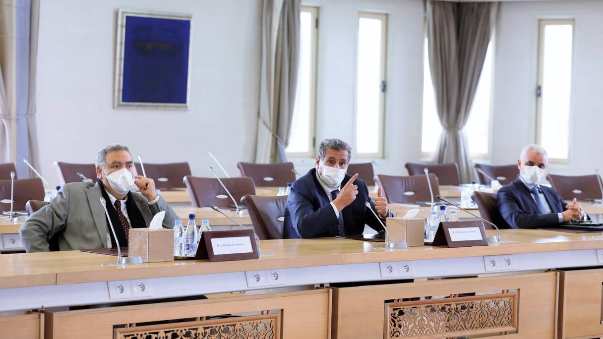 Aziz Akhannouch, chef du gouvernement, lors de la réunion autour de la campagne nationale de vaccination anti-Covid-19, tenue en présence du ministre de l’Intérieur, Abdelouafi Laftit, et du ministre de la Santé et de la Protection sociale, Khalid Aït Taleb, le 4 février 2022, à Rabat.
