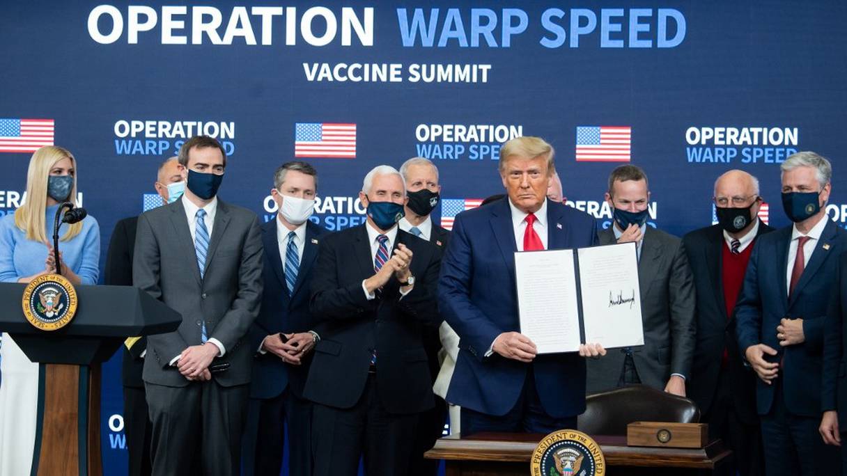 Le président sortant Donald Trump signe un document à Washington, le 8 décembre 2020, donnant la priorité aux citoyens américains pour qu'ils reçoivent l'un des vaccins anti-Covid-19 développés au cours de l'opération Warp Speed. 
