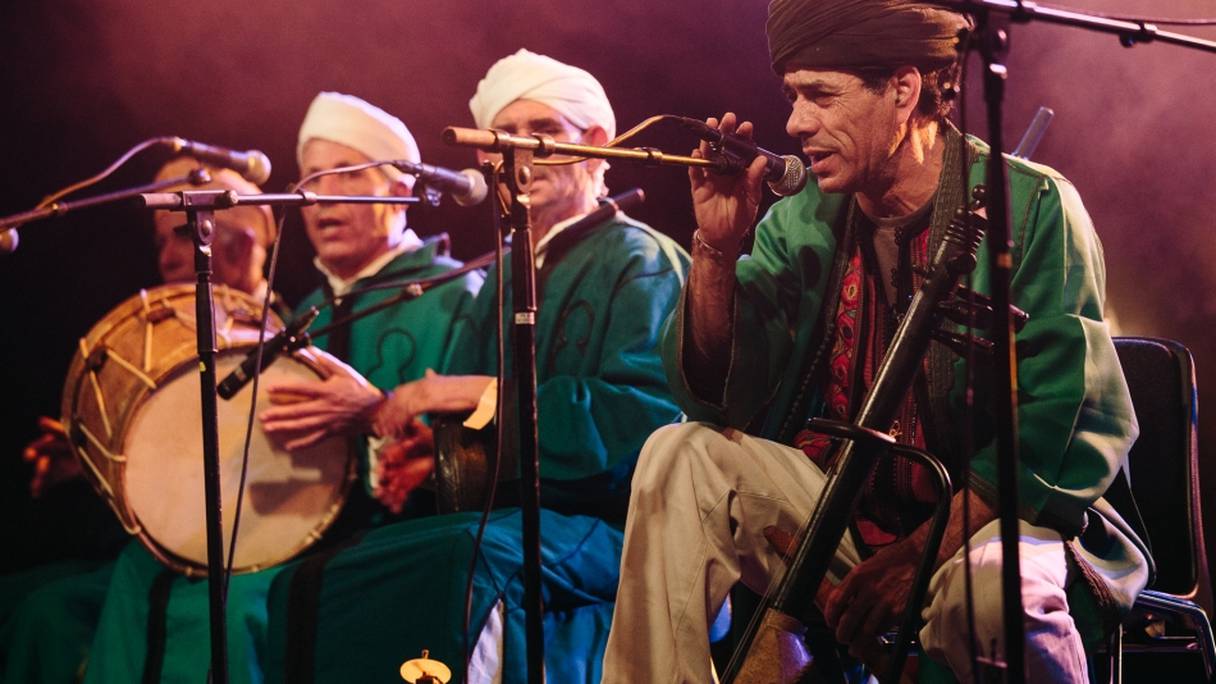 Le groupe marocain composé de sept musiciens, menés avec verve et maestria par Bachir Attar, a fait une démonstration magistrale de la maîtrise du langage musical.
