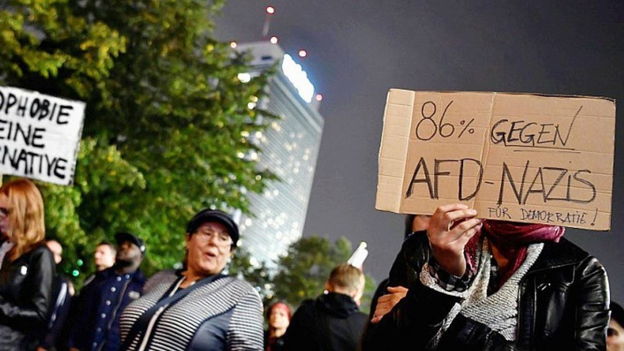 Des allemands protestent contre le parti de droite nationaliste AfD qui a enregistré une percée historique lors des élections législatives, le 24 septembre 2017 à Berlin. 
