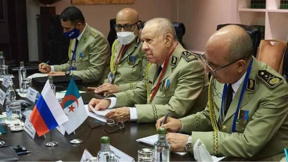 Le chef d'état-major de l'armée algérienne, Saïd Chengriha, en compagnie d'officiers algériens, lors d'une réunion en Russie, pays principal fournisseur des armes à l'Algérie.
