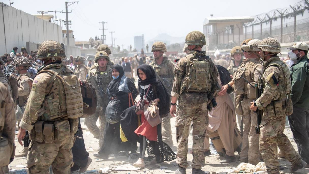 Des soldats des forces armées britanniques et américaines sont déployés à l'aéroport de Kaboul, le 21 août 2021. La collaboration entre le Royaume-Uni et les Etats-Unis est vitale pour la sécurité de l'aéroport de la capitale afghane.
