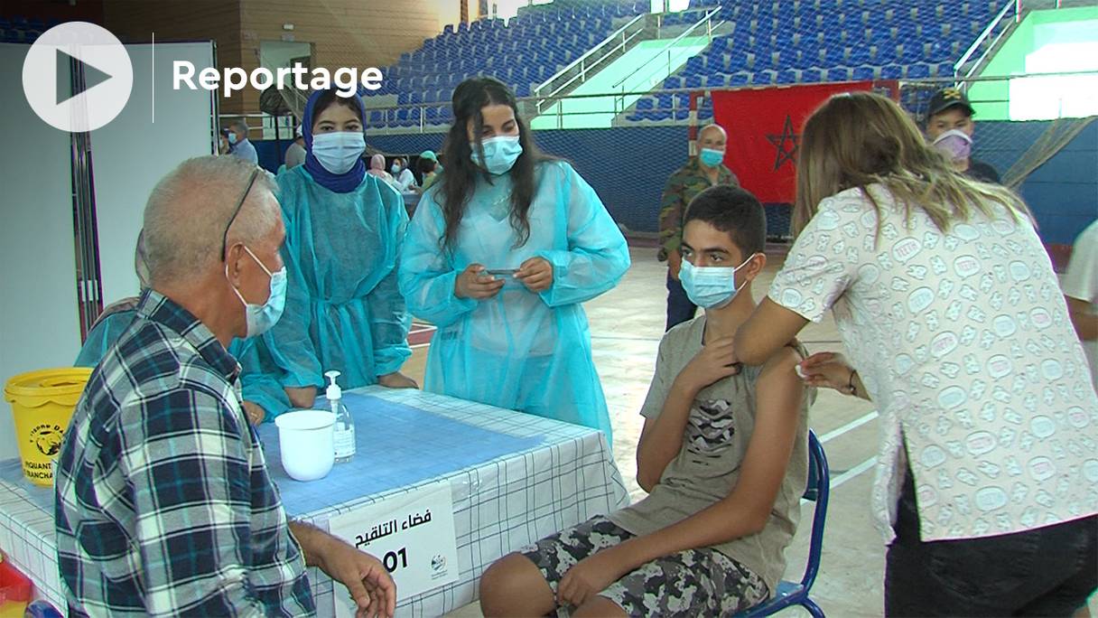 Un élève d'Oujda reçoit une première dose d'un vaccin anti-Covid-19, dans le contexte de l'élargissement de la vaccination contre le coronavirus aux 12-17 ans dans l'ensemble du territoire national, depuis le 31 août 2021. 
