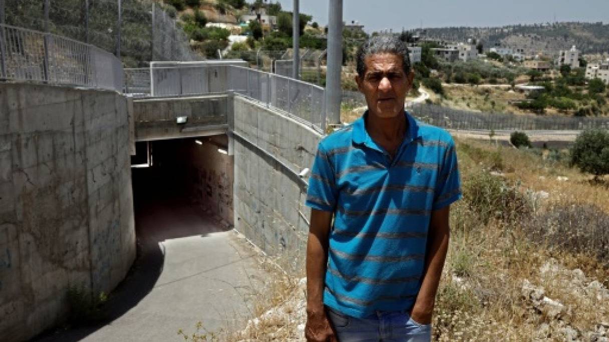 Le Palestinien Omar Hajajla, face au tunnel qui relie son village, dans les territoires occupés, à Jérusalem. 
