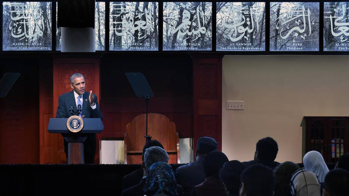 Obama prononçant son discours dans une mosquée devant les membres de la Société islamique de Baltimore. 
