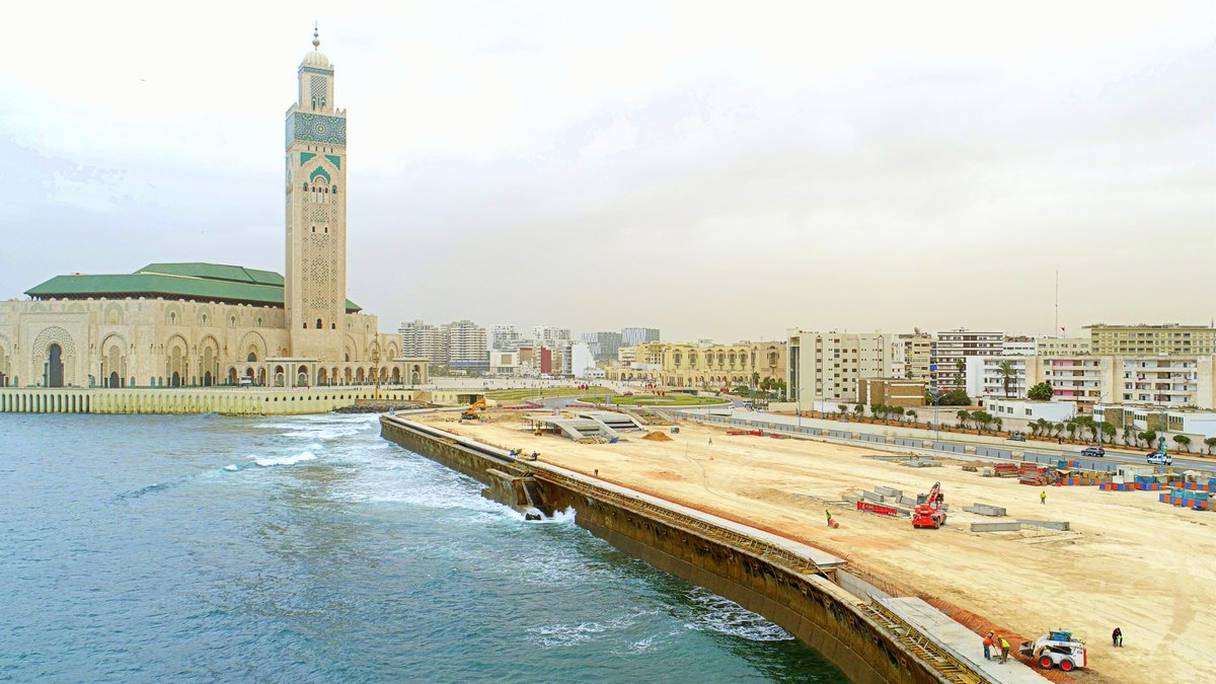 L'un des chantiers de Casa Aménagement, l'une des 7 SDL de Casablanca: la Promenade maritime de la mosquée Hassan II.
