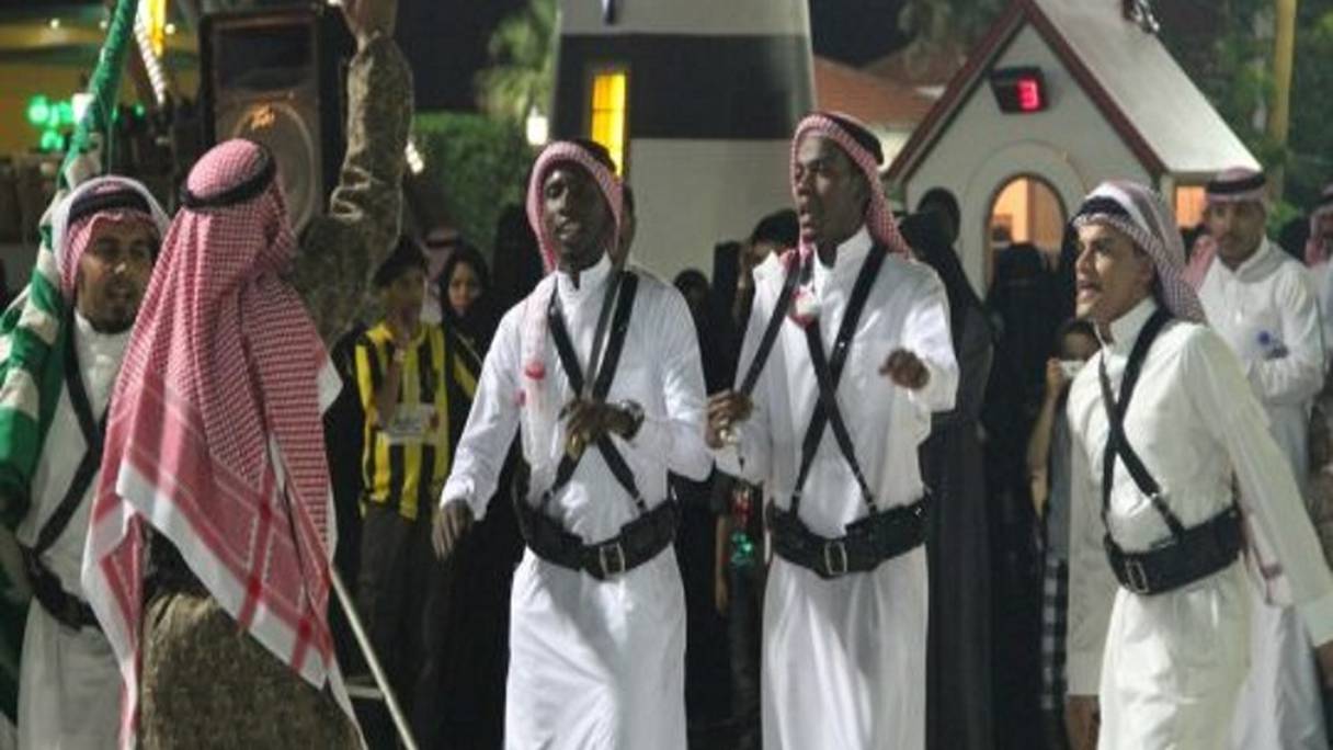 Chanteurs et danseurs traditionnels saoudiens. 
