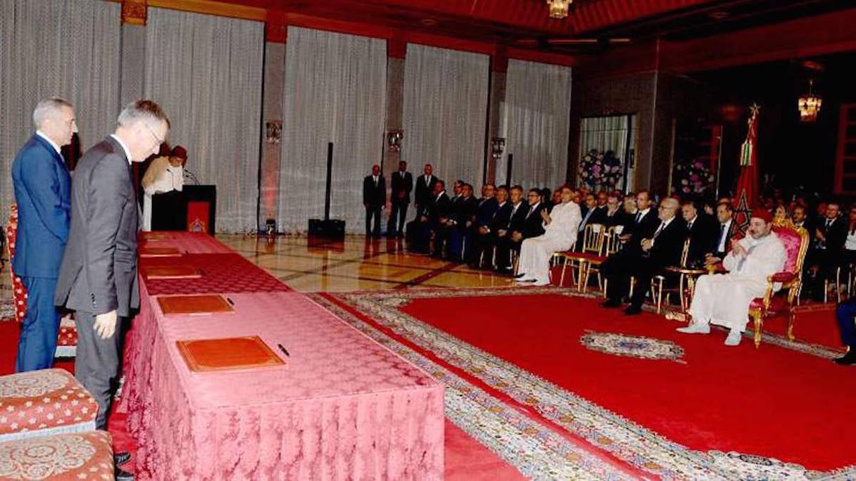 Le roi Mohammed VI présidant, vendredi 19 juin, au Palais des Hôtes à Rabat, la cérémonie de signature d’un accord entre le Maroc et le Groupe français PSA Peugeot Citroën.
